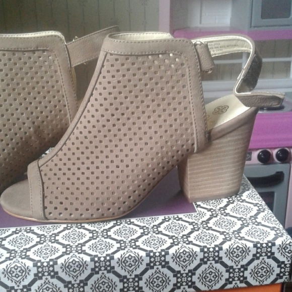 Isola Lora Sandal - Picture 2 of 4